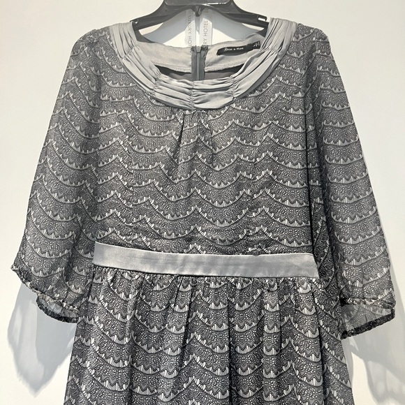 🖤 Unique & flirty dress with 3/4 sleeves & pretty satin trim & bow - Picture 3 of 17